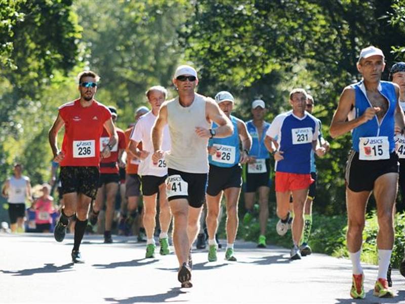 HORSKÁ TRAŤ dokonale prověřila všechny účastníky maratonu i půlmaratonu. Obtížnost závodu zvýšilo tropické počasí, a tak občerstvovací stanice byly v plné permanenci. 