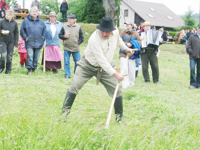 Z TITULU ORLICKÉHO SEKÁČE se vloni radoval Josef Chaloupka      z Javornice, kterému se podařilo obhájit vítězství z předešlého roku.      V sobotu se ukáže, zda ho někdo z trůnu sesadí. 