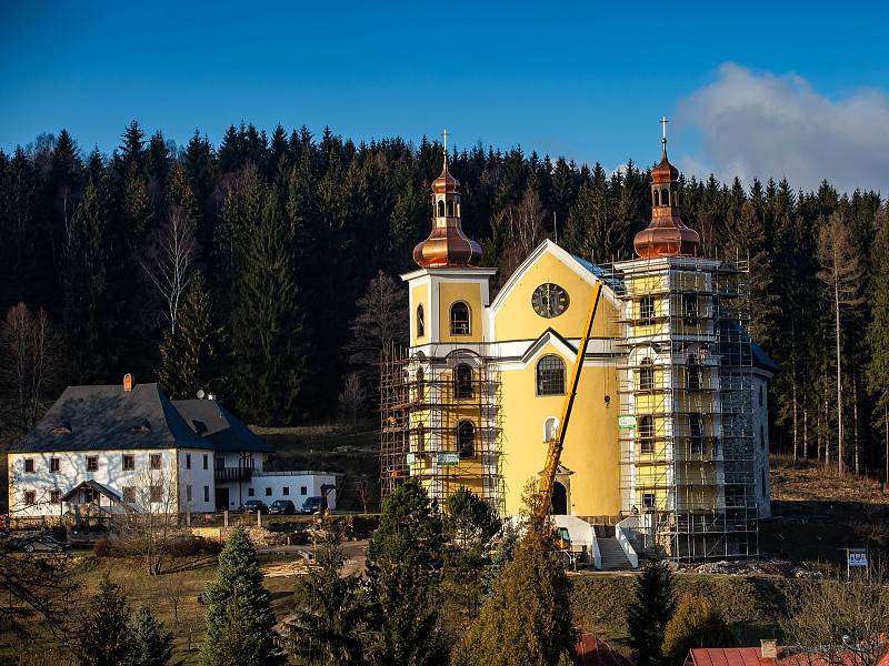 Do zvonice neratovského kostela se vrátily zvony.