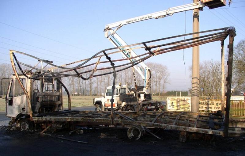 Oheň zasáhl i elektrické vedení.