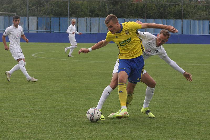 Fotbalisté Slovácka B (bílé dresy) v nedělním třetiligovém derby zdolali zlínskou rezervu 2:0.