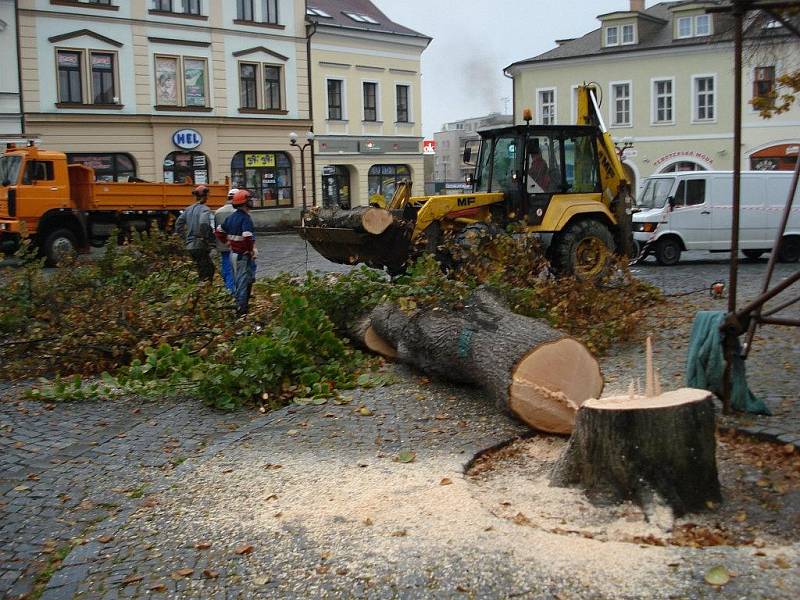 Kácení lip na rychnovském Starém náměstí.