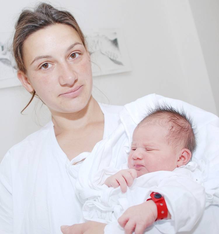 JESSICA: Rodiče Růžena Šárkányová a Milan Tuleja z Českého Meziříčí přivedli na svět dceru. Narodila se 20. června v 19 hodin s váhou 3,05 kg a délkou 50 cm. Na sestřičku se těšila Valerie