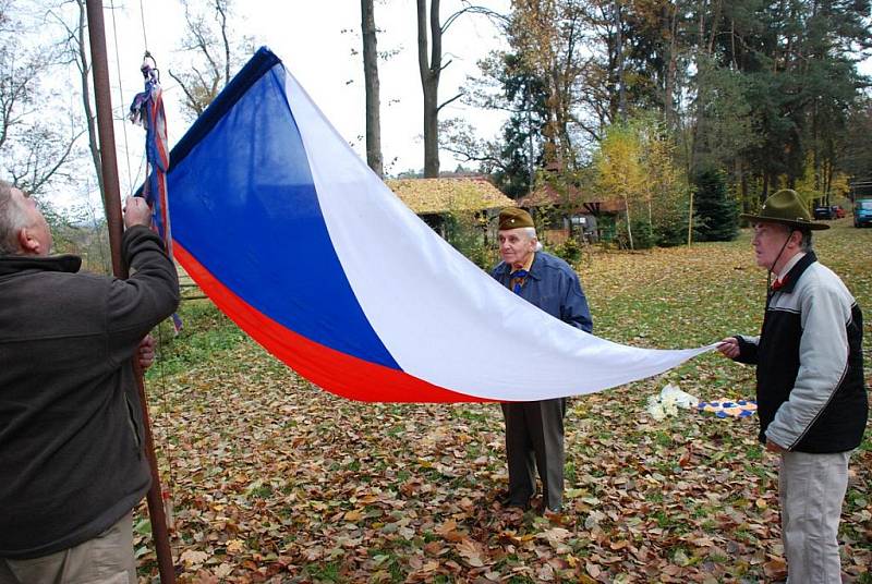 Na den vzniku Československa nezapomněl Josef Uhlíř ze Štěpánovska u Týniště nad Orlicí spolu se zástupci kosteleckých skautů.