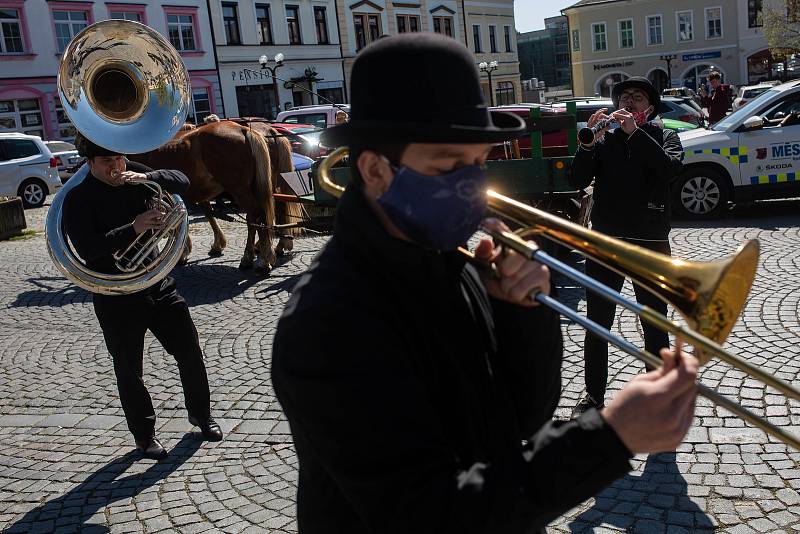 Skupina Black Burinos projela Rychnovem nad Kněžnou, v době karantény tak zahrála občanům z pojízdného pódia.