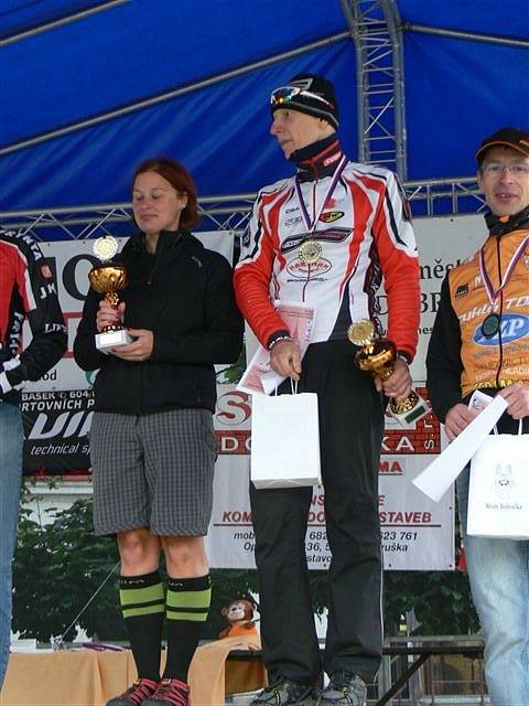 POHÁRY STAROSTY pro nejrychlejší ženu a muže finálového závodu převzali Lucie Hrnčířová a Ondřej Ptáček. 