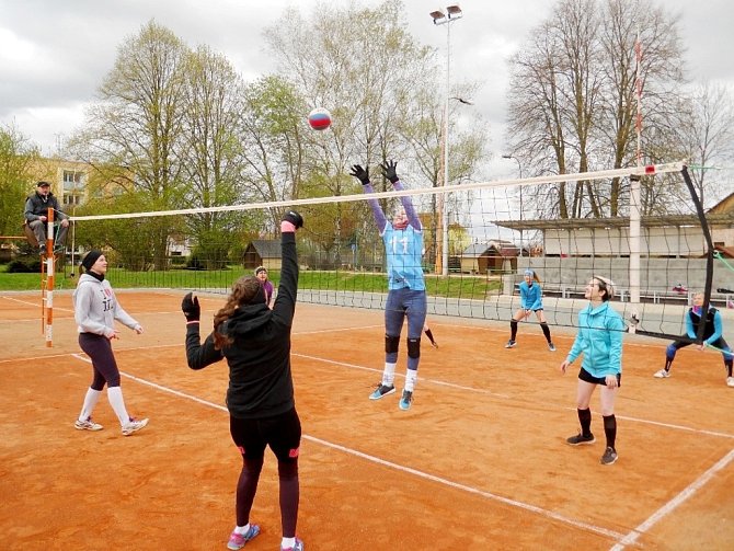 Zimní volejbal... Účastníkům tradičního jarního turnaje v Česticích letos počasí vůbec nepřálo.