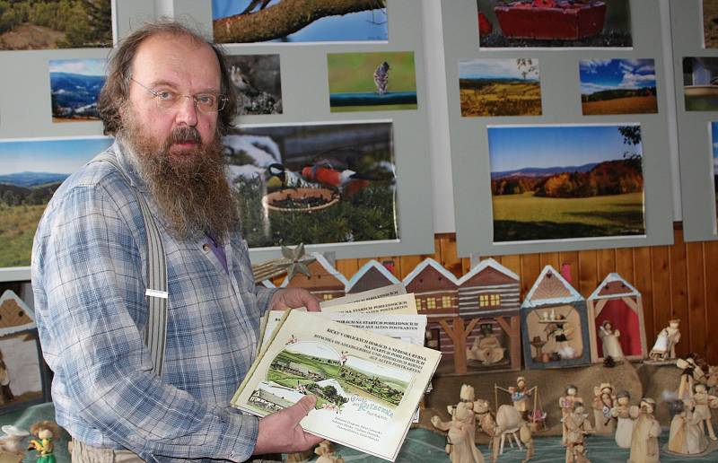 Bohumír Dragoun s již vydanými publikacemi, které představují obce v Orlických horách na starých pohlednicích a fotografiích.