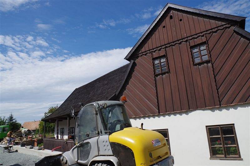 OKOLÍ „VÝSTAVNÍ SKŘÍNĚ“ DOBRUŠKY je dokončeno. Vedle rodného domku F. L. Věka letos zmizela poslední nedokončená část zrekonstruovaného povrchu ulice. 