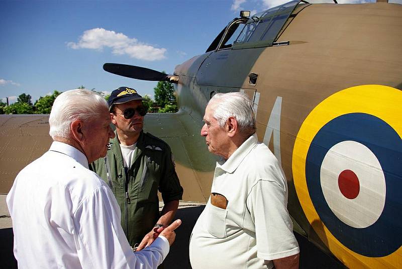 Brigání generál, za II. světové války stíhací pilot RAF, Miroslav Štandera (vpravo)