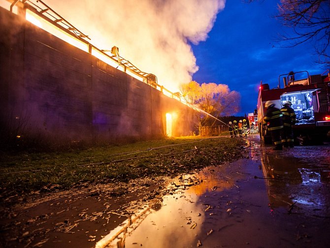 Škodu za čtyři miliony korun v sobotu způsobil požár velké skladovací haly se senem a slámou v Česticích na Rychnovsku.