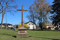 Tady býval hřbitov, kříž připomíná, že tu odpočívá i Kašpar Novotný, syn Magdaleny Novotné (babičky Boženy Němcové). Pohřben zde byl 27. 3. 1856.