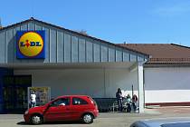 Studentky sčítají automobily před marketem Lidl v Rychnově n. K.