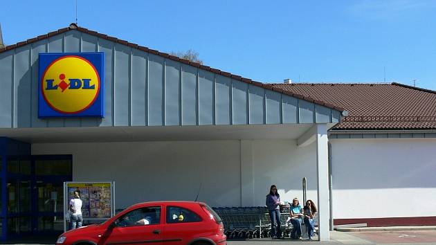 Studentky sčítají automobily před marketem Lidl v Rychnově n. K.