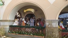 Jesličky s Ježíškem v obklopení klasických postav připomínajících největší biblickou událost v Betlémě jsou k vidění v řadě měst a obcí v Orlických horách i krajině pod nimi.