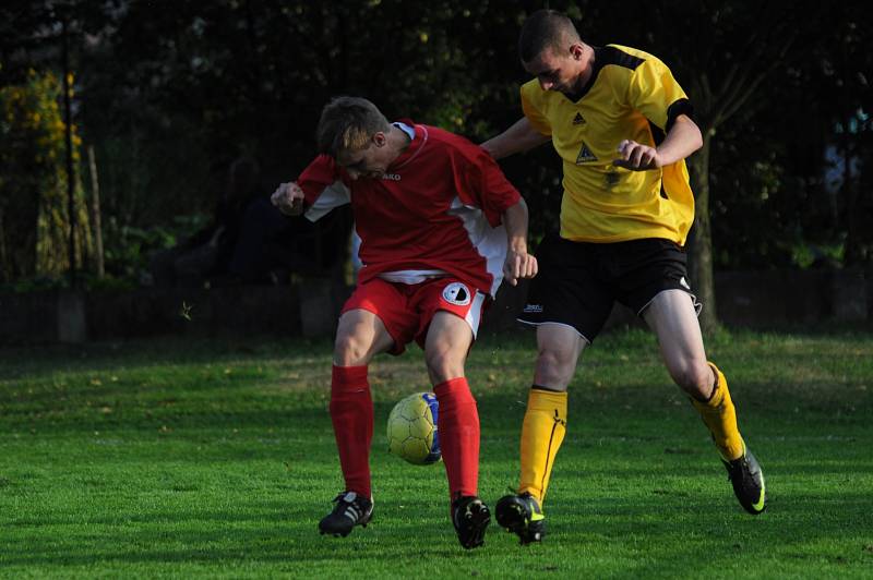 POHÁROVÝ DUEL v Doudlebách nad Orlicí vyzněl lépe pro domácí fotbalisty (ve světlém), kteří porazili favorizovaného soupeře z Rychnova nad Kněžnou a postoupili do čtvrtfinálových bojů. 