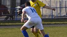 Kostelečtí fotbalisté (v bílém) v jarní premiéře remizovali s Vysokou 1:1, v penaltovém rozstřelu uspěli hosté.