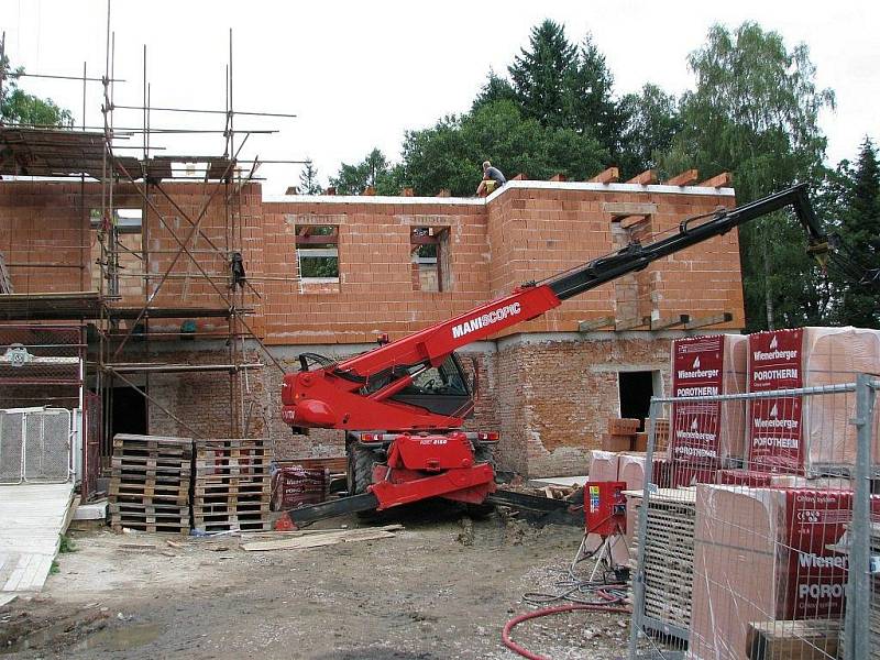 Staveniště nového čtyřhvězdičkového hotelu v rámci projektu znovuobnovení letoviska Studánka.