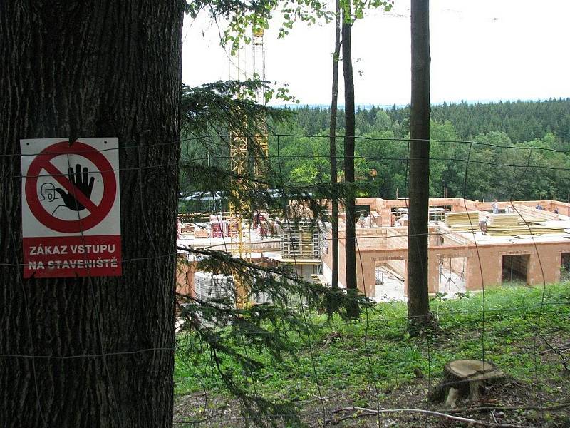 Staveniště nového čtyřhvězdičkového hotelu v rámci projektu znovuobnovení letoviska Studánka.