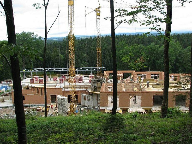 Staveniště nového čtyřhvězdičkového hotelu v rámci projektu znovuobnovení letoviska Studánka.