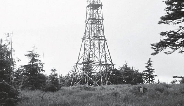 Dřevěná věž na Velké Deštné v Orlických horách. Snímek je z roku 1975.