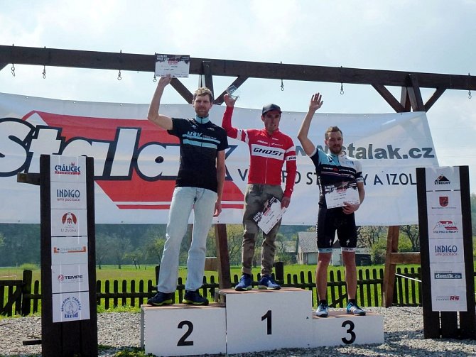 Stupně vítězů kategorie Masters - (zleva) druhý Lukáš Čáp, vítězný Michal Kaněra a třetí Tomáš Brendl.