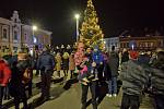 Vánoční strom se už v neděli 21. listopadu rozzářil v Týništi nad Orlicí.