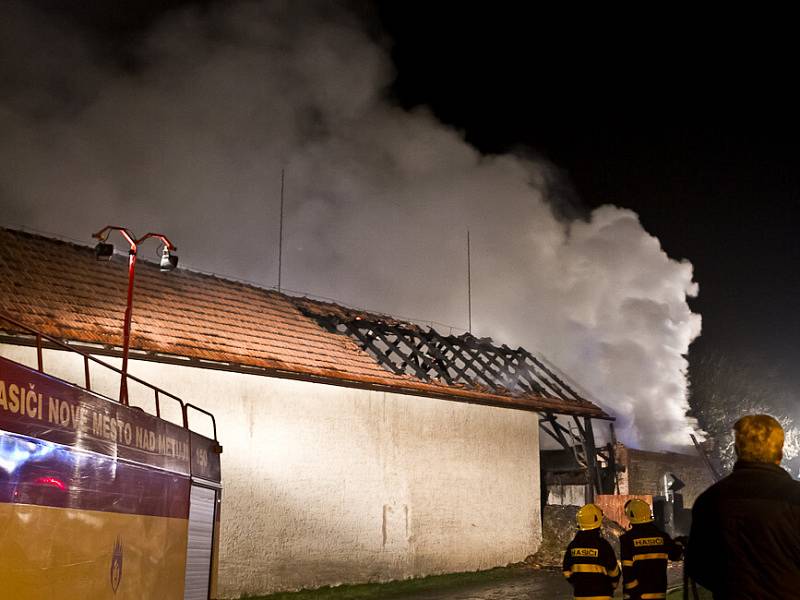 Noční požár stodoly s dílnou způsobil škodu za pět milionů