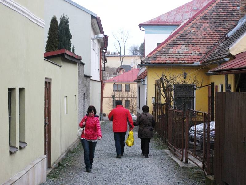 Pro některé nevzhledná ulička, pro jiné jedno z mála míst v Dobrušce, kde na lidi dýchne historie. V dohledné době by se její podoba měla zlepšit. Chystá se rekonstrukce. 