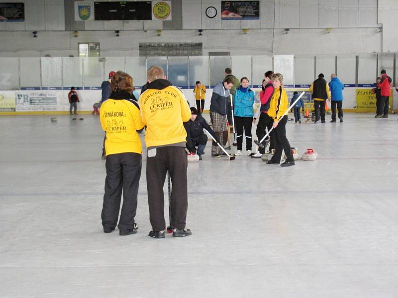 V OPOČNĚ se na kluzkém ledě nejprve často padalo. Po krátkém tréninku pod vedením zkušených hráčů curlingu  se řadě návštěvníků náborové akce dařilo odehrát těžké kameny do prostoru kruhů. 