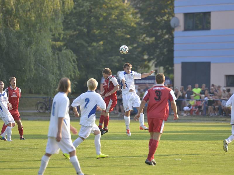 Nováček fotbalového krajského přeboru z Kostelce nad Orlicí (v bílých dresech) porazil v úvodním zápase nové sezony rychnovský Spartak 1:0.