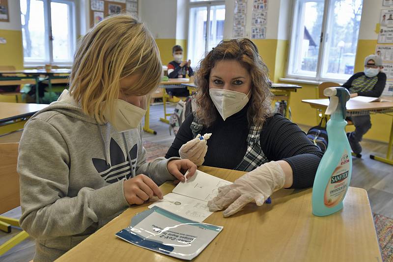 Část školáků se mohla konečně v pondělí vrátit do lavic. Sice v rouškách a za podmínky absolvování antigenních testů, ale mnozí se už těšili. Foto: Martin Tobiška