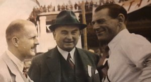 František Karel Janeček (vlevo), František Janeček (uprostřed) a anglický závodník George William Patchett (vpravo), 30. léta 20. století.