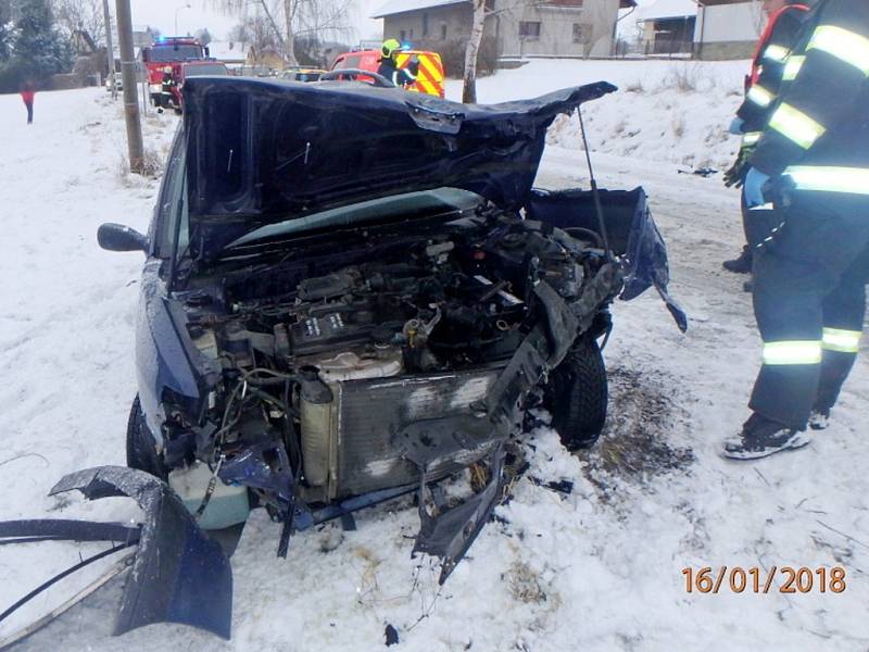 Dopravní nehoda osobního automobilu a dodávky u obce Tutleky.