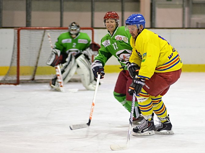 Druhou výhru z letošních vzájemných zápasů s Česticemi si na konto připsali  hokejisté Opočna.  