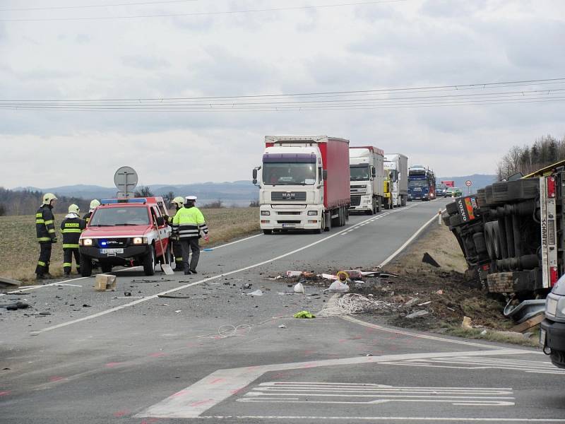 Při nehodě na silnici II. třídy č. 321 mezi Častolovicemi a Solnicí došlo na křižovatce u Třebešova ke střetu kamionu s dodávkou. 