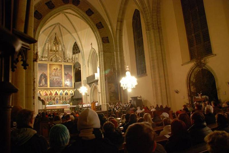 Mše sv. ve Skuhrově nad Bělou. Mše byla objetována za zesnulého bývalého prezidenta ČR pana Václava Havla. 