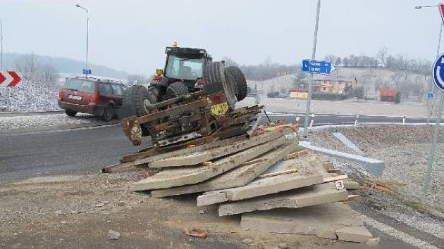 Betonové desky se vysypaly na kruhovém objezdu.