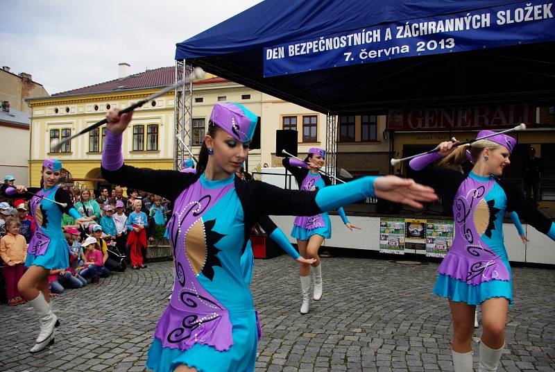 NA DOBRUŠSKÉM NÁMĚSTÍ SE VČERA PŘEDSTAVILI zástupci snad všech druhů bezpečnostních a záchranných složek. Zájem o jejich ukázky byl ze strany diváků opravdu veliký.