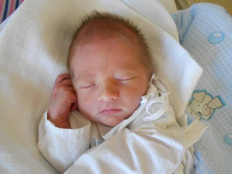 Jonatan Vašíček se narodil 27. prosince 2018 v 05.41 hodin s váhou 2 690 g a délkou 47 cm. Z miminka se těší Magdaléna a Michal Vašíčkovi z Bystrého a sourozenci Dan a Elenka. Tatínek to u porodu zvládl na jedničku.