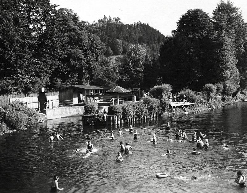 Divoká Orlice a plovárna v Potštejně. Archivní fotografie pochází z roku 1935.