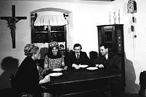 Antonie Hegerlíková, Eva Vosková, Radoslav Brzobohatý a František Filip při otevření domku F. V. Heka v roce 1972.