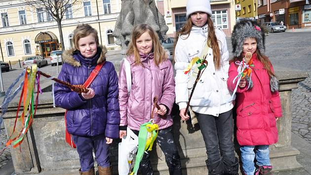 TRADICE NEUMÍRÁ. Dívčí koleda je na Rychnovsku pevně zakořeněným zvykem, který se předává po generace. 