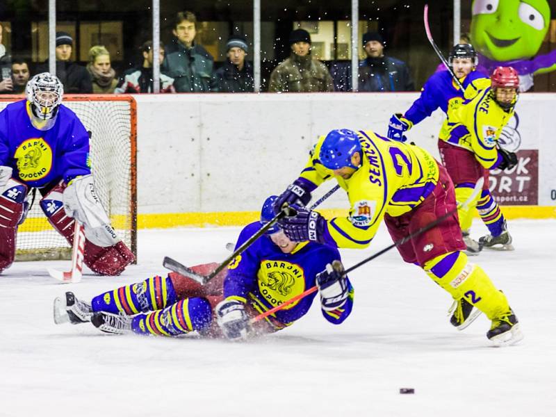 Okresní hokejové derby na opočenském ledě nabídlo řadu soubojů.