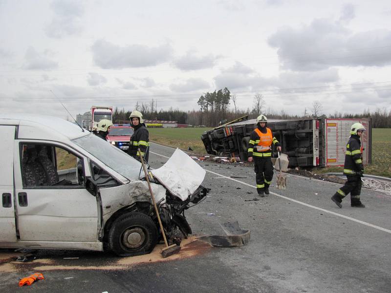 Při nehodě na silnici II. třídy č. 321 mezi Častolovicemi a Solnicí došlo na křižovatce u Třebešova ke střetu kamionu s dodávkou. 