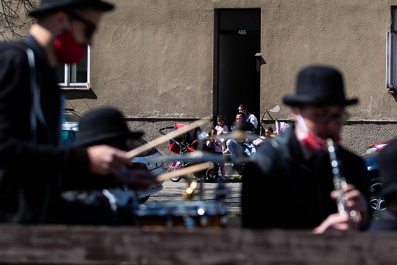 Skupina Black Burinos projela Rychnovem nad Kněžnou, v době karantény tak zahrála občanům z pojízdného pódia.