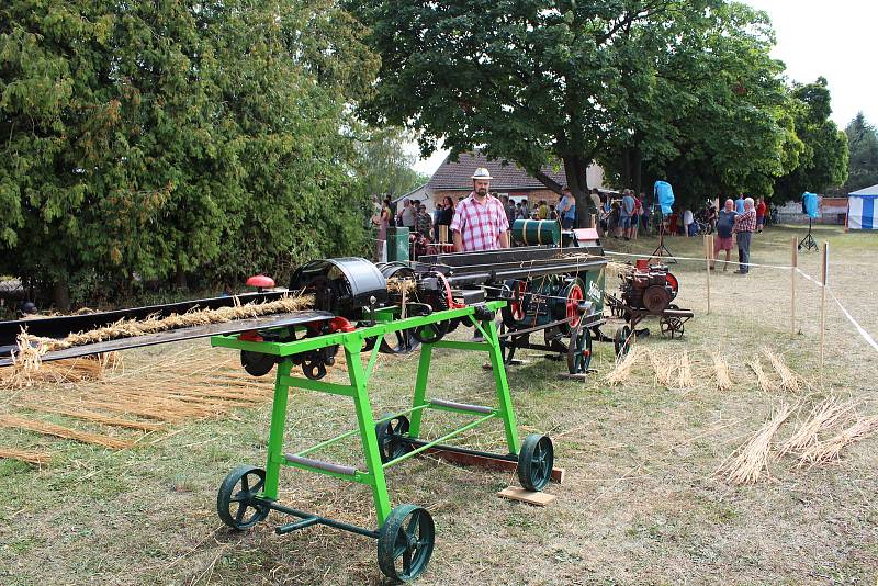 V akci se ukázaly staré stroje i lidská zručnost.