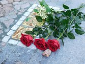 Kameny zmizelých přibyly v ulicích Dobrušky, ve čtvrtek byly odhaleny a lidé mohli při té příležitosti společně uctít oběti holocaustu.