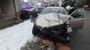 Auto v knihovně. Při nehodě se zranili čtyři lidé.