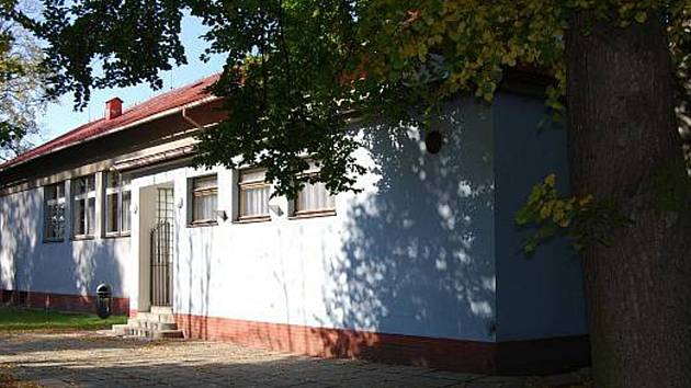 Radnice města má v plánu do budoucna rekonstruovat také kulturní dům, který v Archlebových sadech stojí.